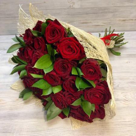 Букет из 29 красных роз (50 см) + зелень