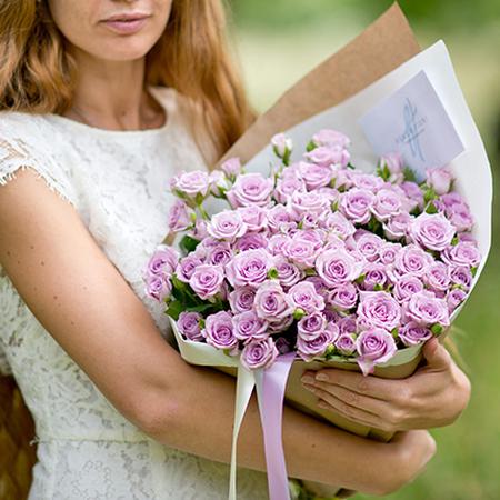 Букет нежно-фиолетовые кустовые розы в крафте
