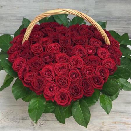 Сердце из 51 красной розы