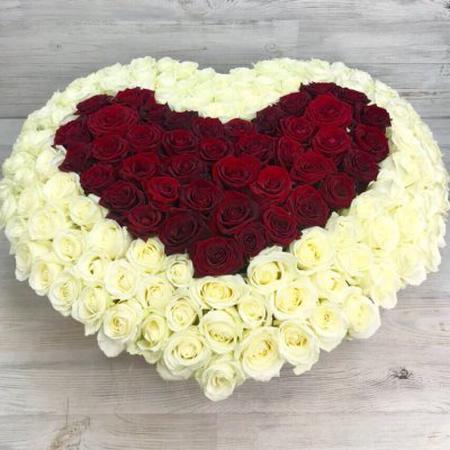 Корзина из 151 розы в виде сердца